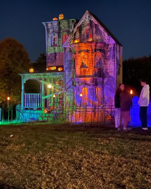 at Legends of Fear
https://www.instagram.com/p/CjeUmBEsAo0/?igshid=NGJjMDIxMWI=